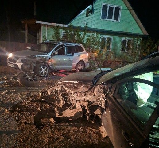 Очевидцы: пьяный водитель врезался в машину с двумя детьми под Костромой