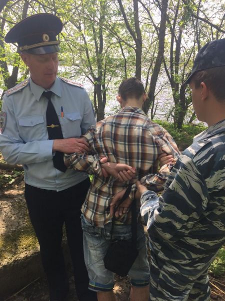 Костромские полицейские скрутили на берегу Волги костромича в шортах и клетчатой рубашке