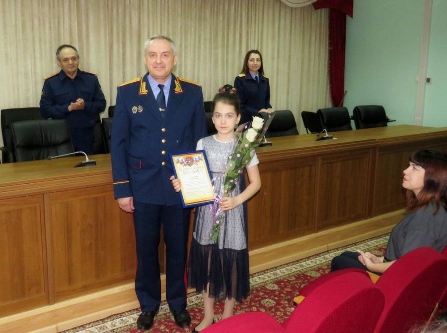 Костромские следователи наградили школьницу за спасение родителей