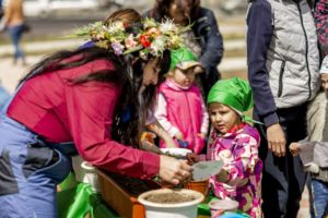 Костромским малышам устроили большой праздник с играми и цветами