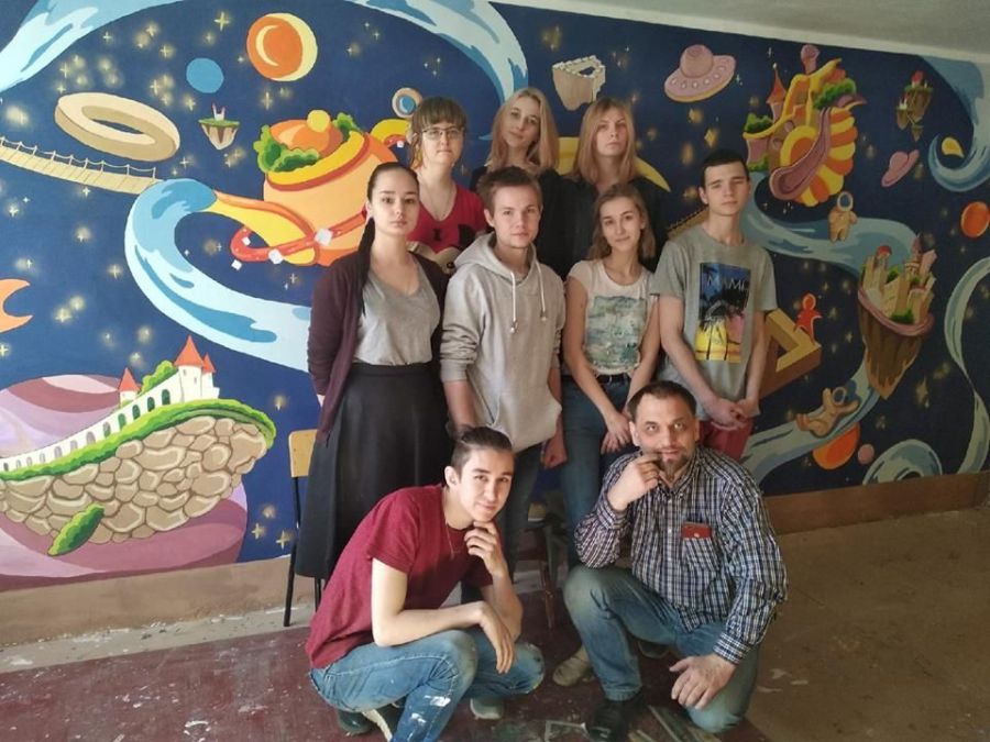 Костромские студенты украсили стены больницы и детского сада красивыми рисунками