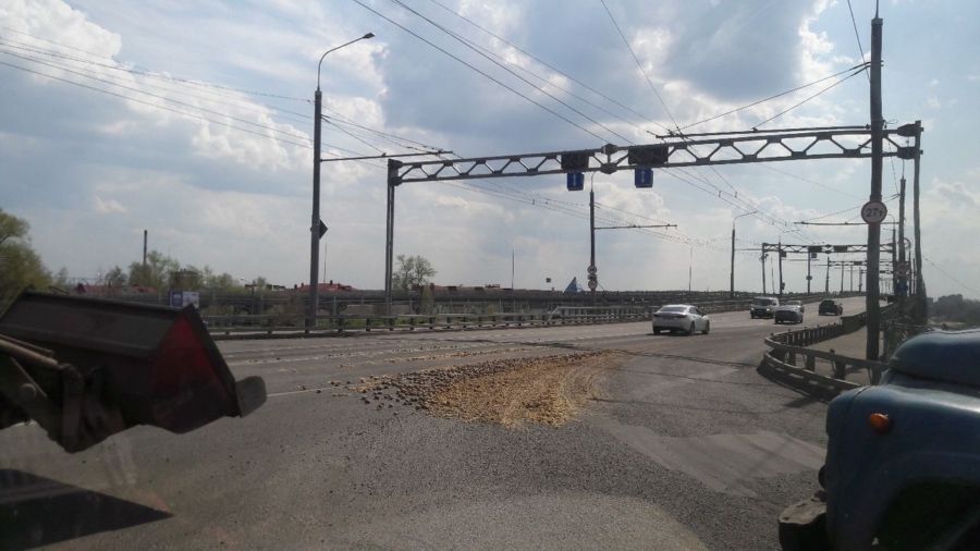 Центнер картофельного пюре обнаружили на мосту в Костроме