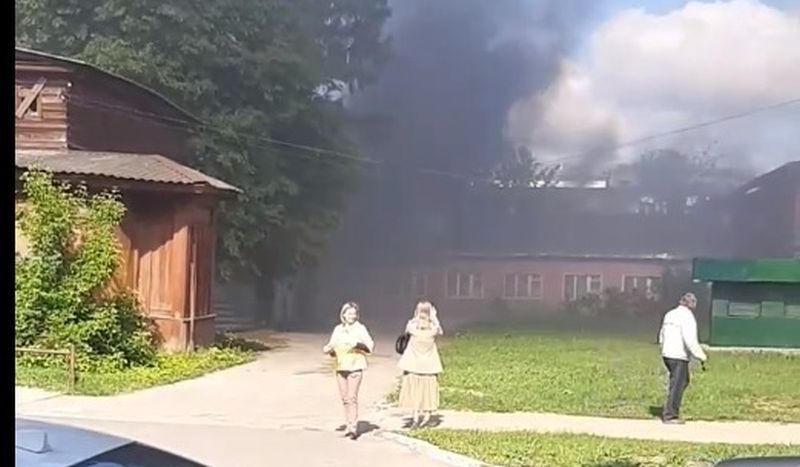 Пожар у областной администрации тушило несколько пожарных расчетов
