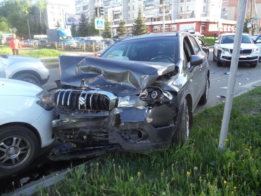 Три костромички устроили тройную аварию в Костроме