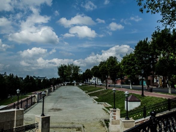 В Костроме на Муравьевке с треском рушится лестница