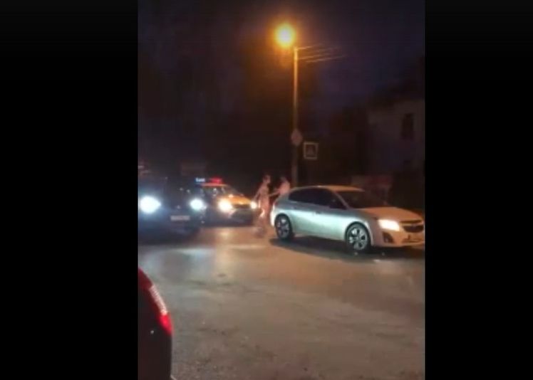 Костромичка-водитель сломала о полицейского шпильки во время скандала