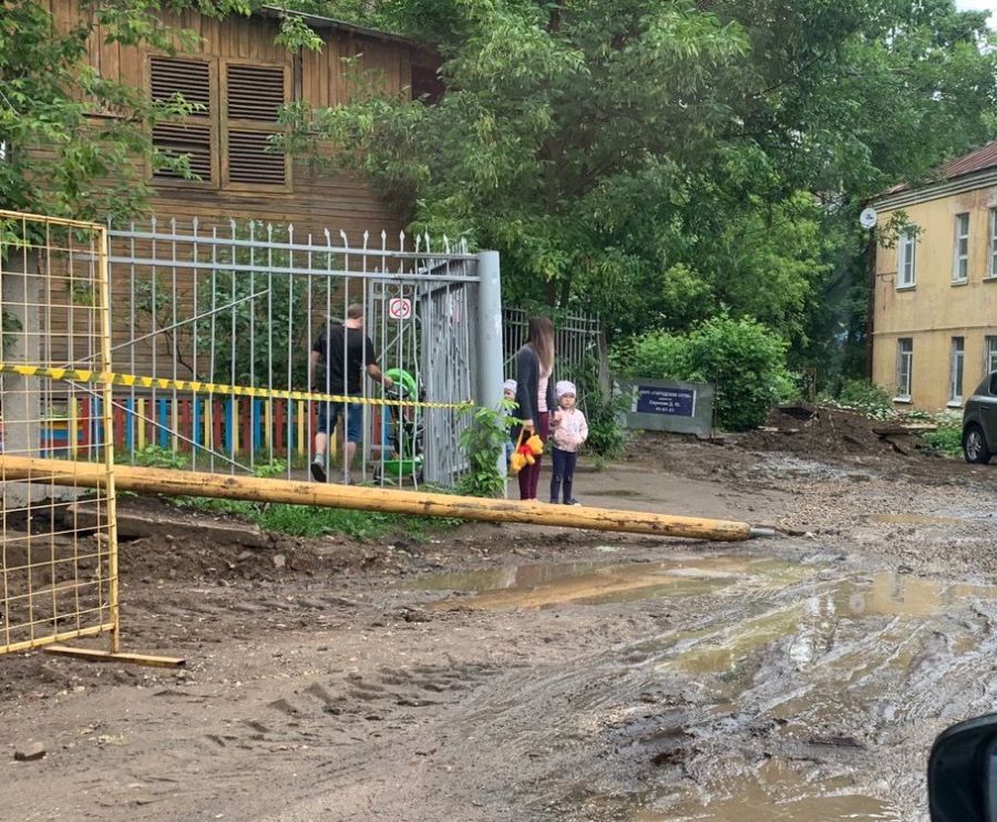 Дети под угрозой: рядом с детсадом на проспекте Мира в Костроме перекопали теплотрассу