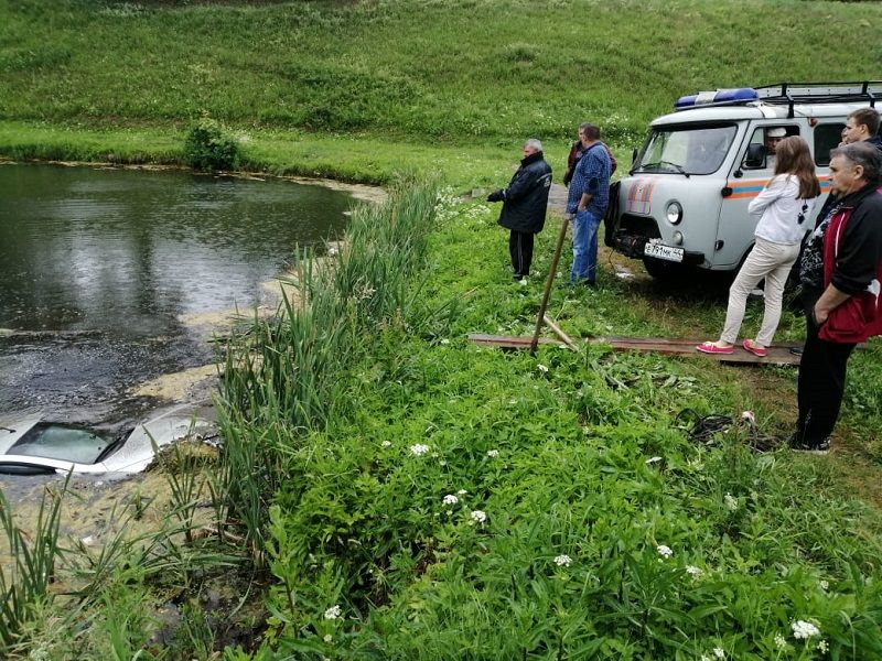 Автомобиль костромича нырнул в воду во время отдыха хозяина