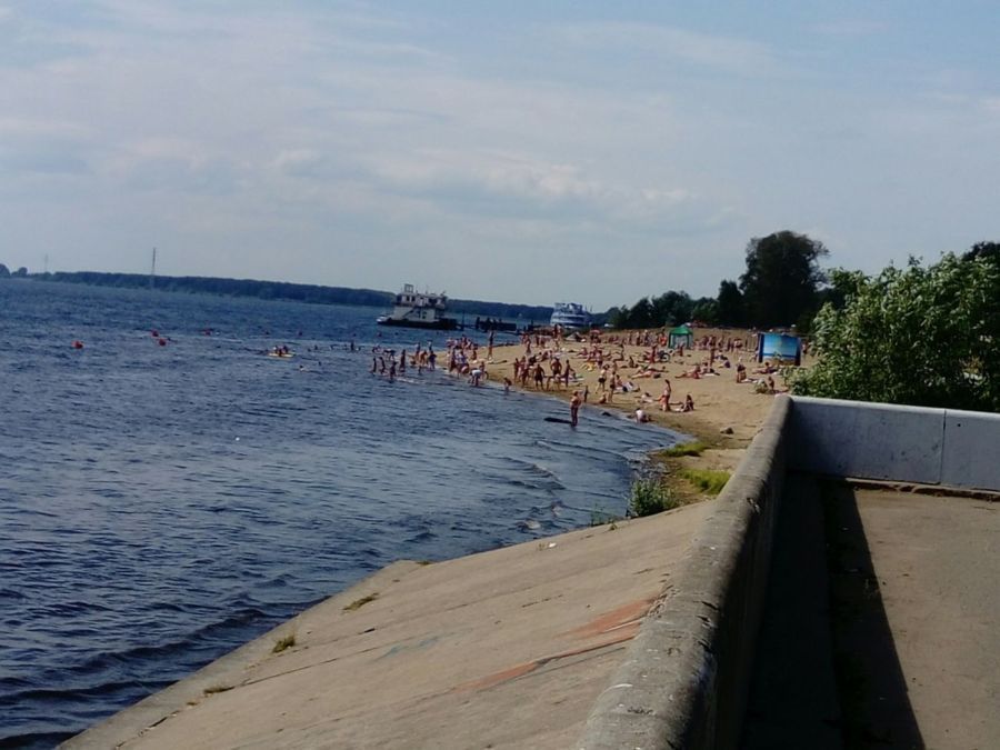Погибающего школьника вытащили из воды на центральном пляже Костромы