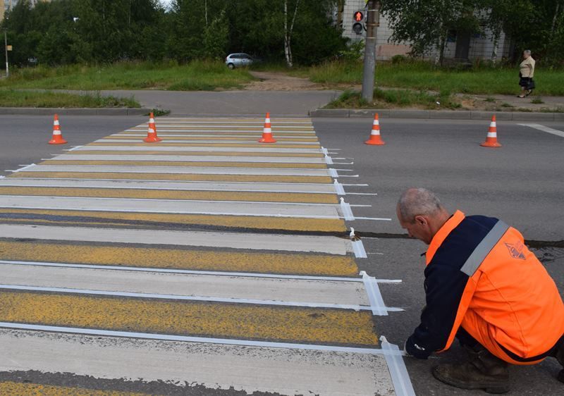 Дороги в Костроме начали размечать спрей-пластиком