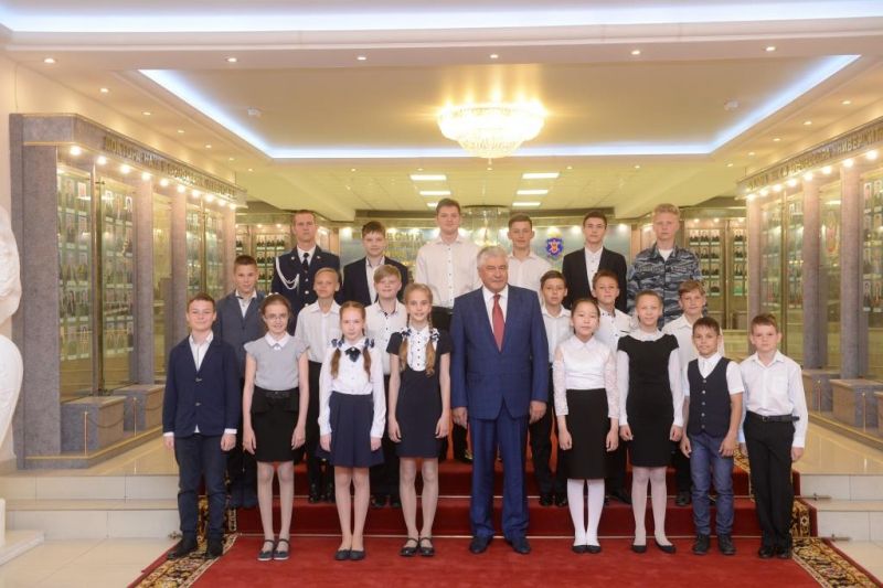 Министр внутренних дел наградил костромских школьников за задержание преступника