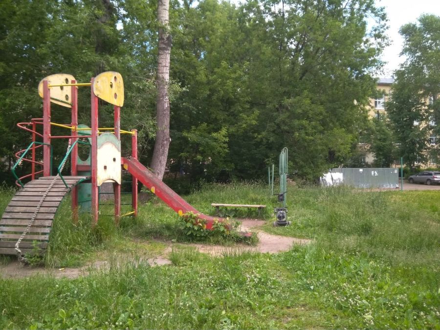 Страшно опасную детскую площадку обнаружили в Костроме