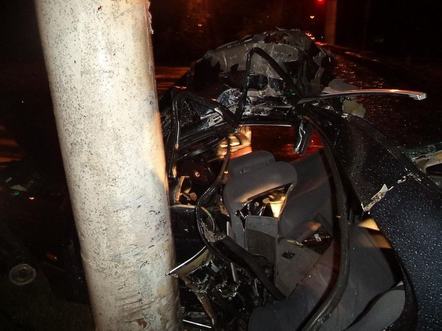 Водитель BMW погиб во время столкновения со столбом в Костроме