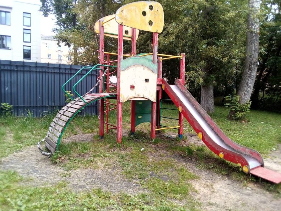 Скандальная детская площадка в Костроме продолжает пугать людей