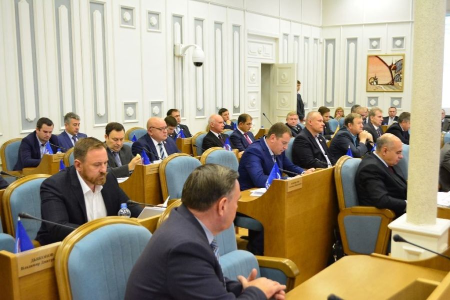 Отчет костромского губернатора о работе депутаты встретили долгой овацией
