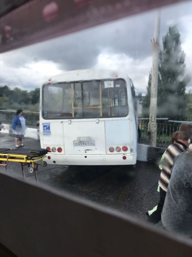 Автобус №38 протаранил ограждение моста в Костроме
