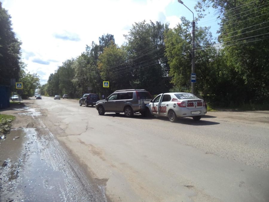 Пассажирка такси пострадала во время аварии в Костроме