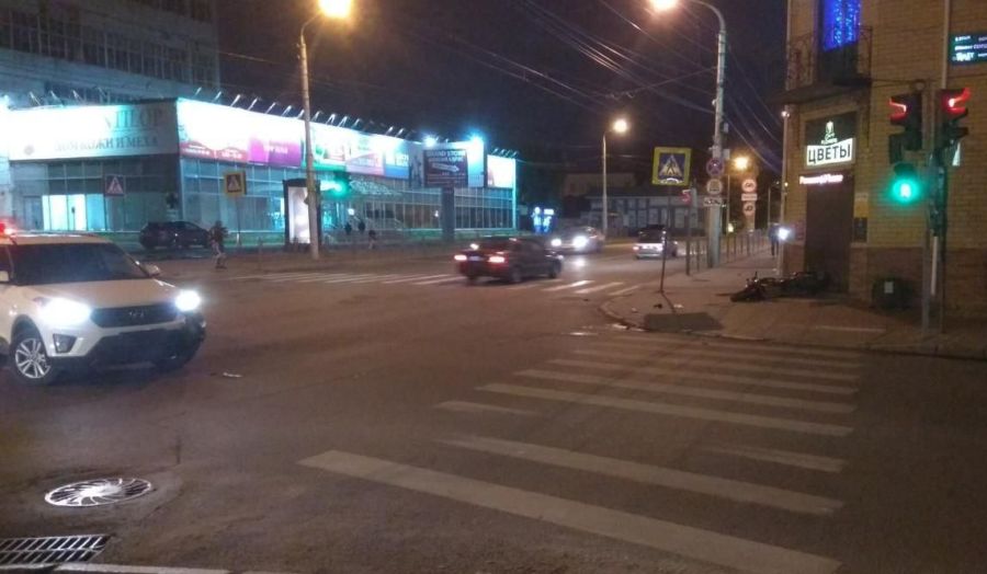Костромского мотоциклиста швырнуло на тротуар после столкновения с машиной