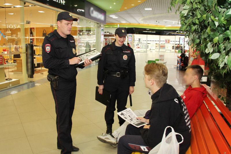 Полицейские ловят курящих и пьющих детей в торговых центрах Костромы