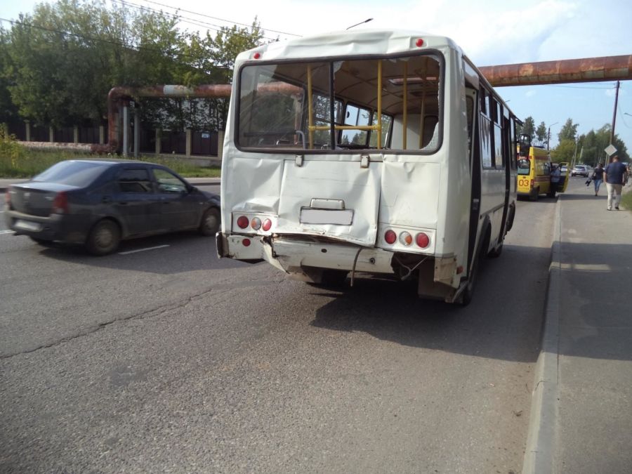 Фура врезалась в пассажирский автобус в Костроме