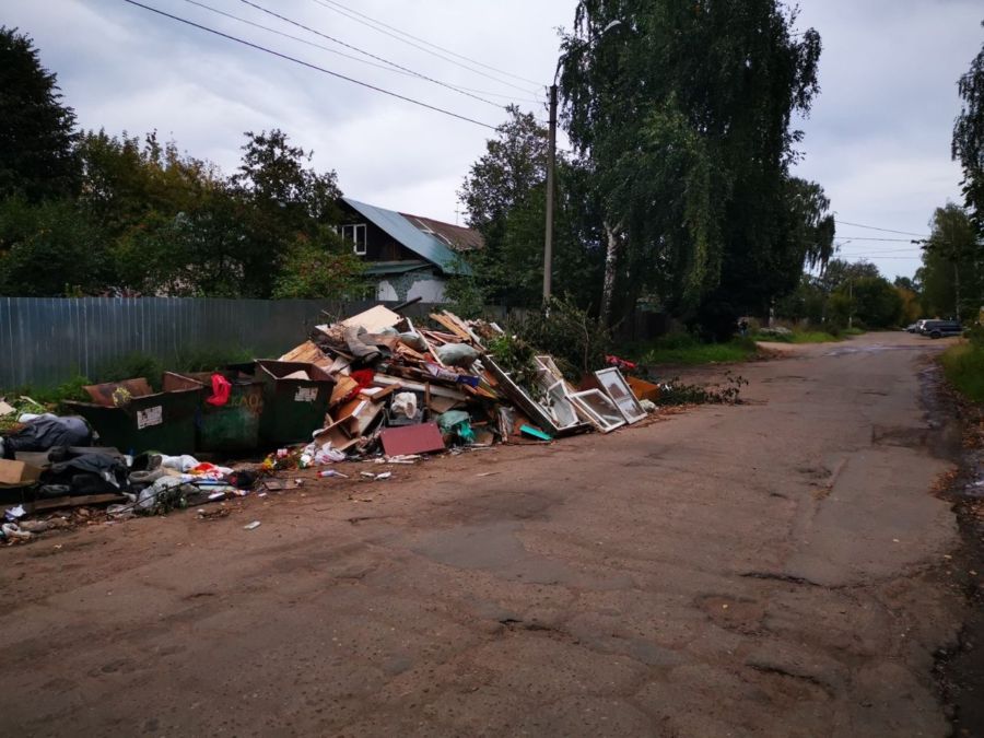 Огромная свалка перегородила половину дороги в Костроме