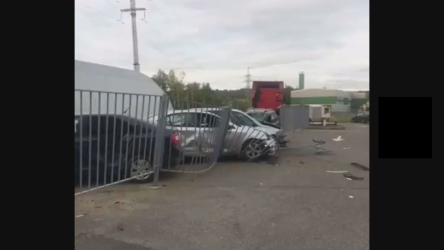 Грузовик из Костромы уничтожил машины на парковке в Казани