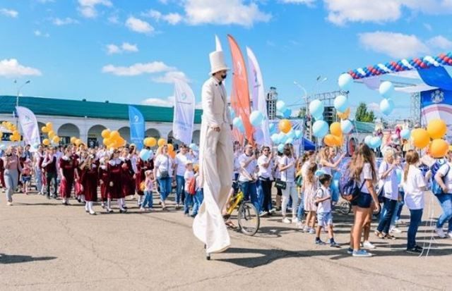 День города в Костроме: фейерверки, бетономешалки и шествия