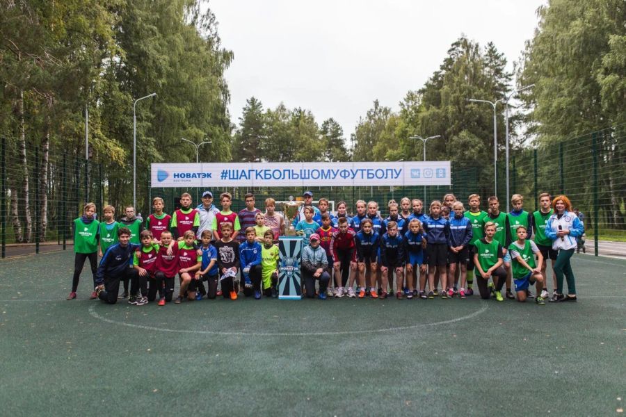 В футболе не только мальчики: компания «НОВАТЭК-Кострома» подарила праздник костромским школьникам