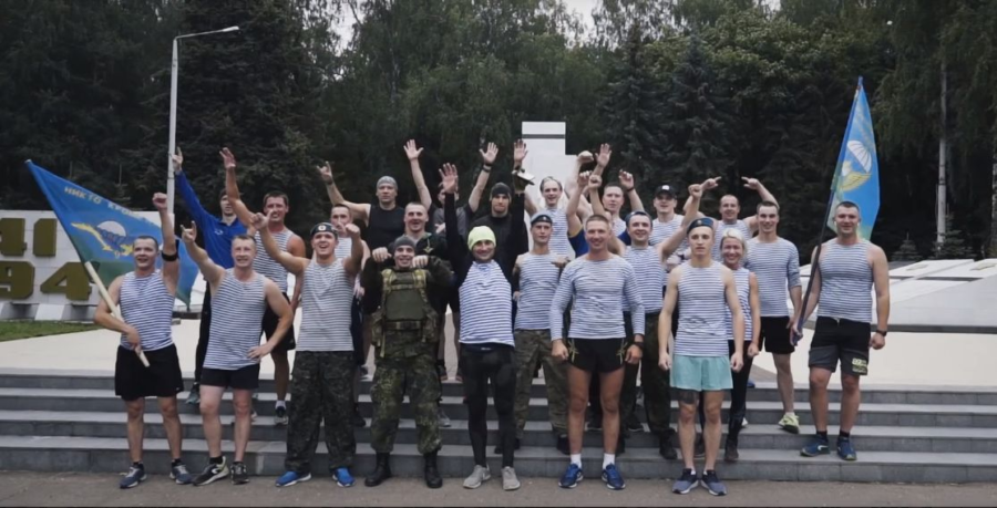 Десантники отметили день ВДВ марш-броском по Костроме с флагами и девушкой