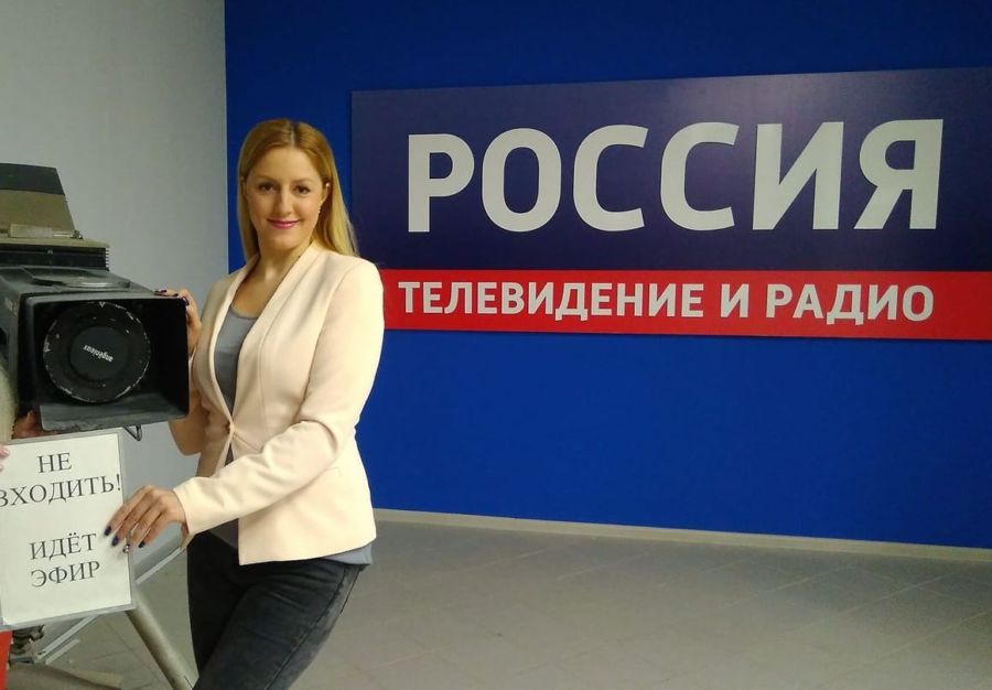 Эфир костромского телевидения покинула еще одна красавица-ведущая