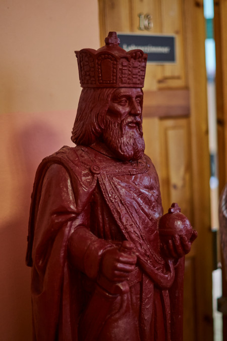 Скульптуру императора Карла Великого установили в школе Костромы