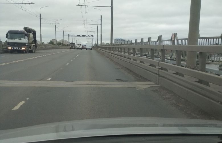 Ямы на мосту возмутили костромичей