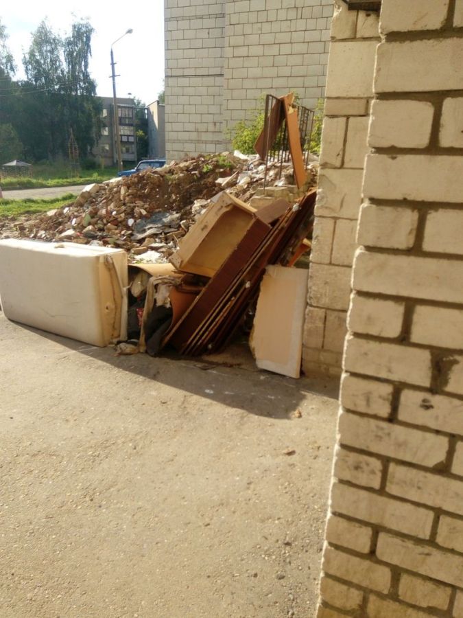 Костромичи возмущены летающими диванами и мусором из окон общежития