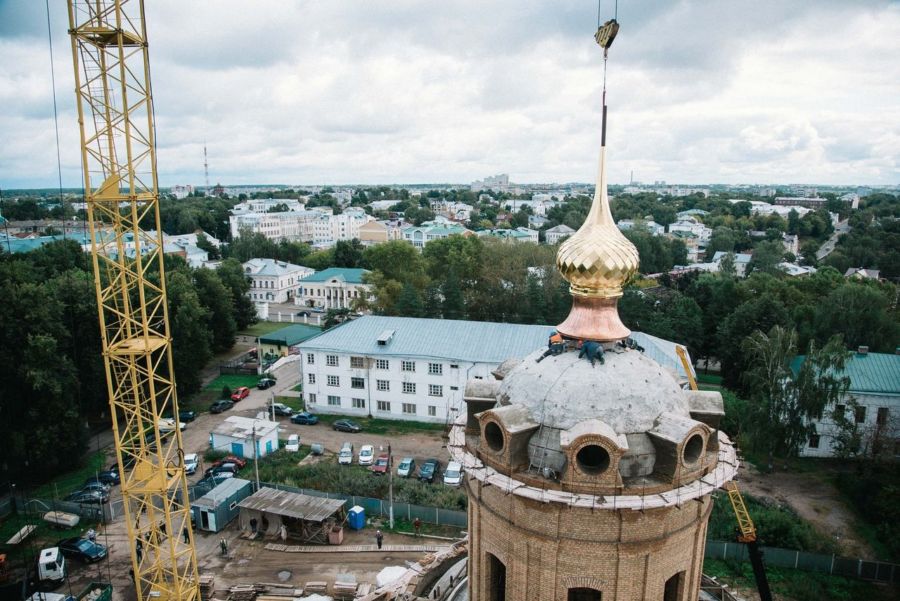 Купол Костромского кремля украсила золотая главка