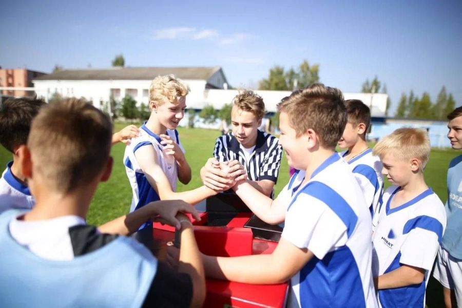 Красносельские футболисты открыли новое футбольное поле от «НОВАТЭК-Кострома»  громкой победой