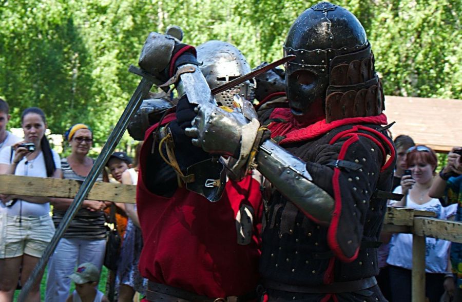 Зрелищные сражения на мечах пройдут в Костроме в эти выходные