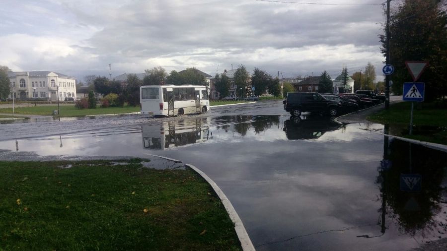 Центральную площадь города под Костромой затопило дождем: плавают автобусы