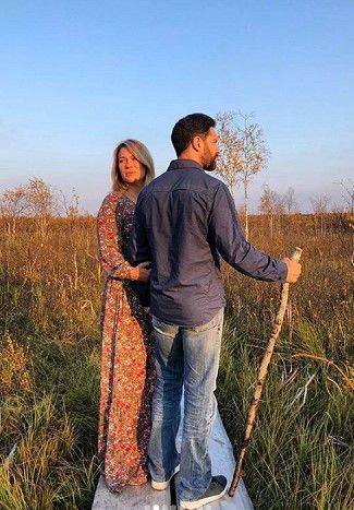 Актер Антон Макарский с женой проверили глубину сусанинского болота