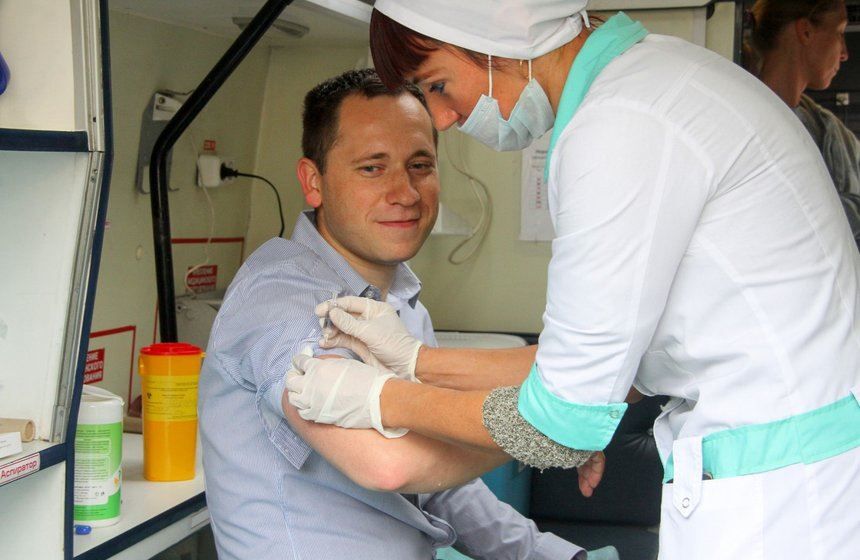 Костромские врачи ездят по городу и делают бесплатные прививки от гриппа
