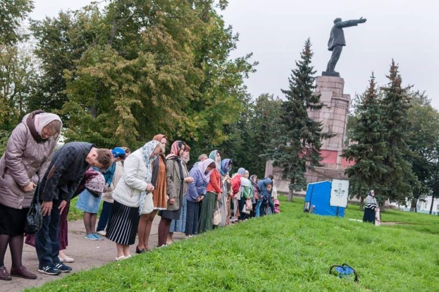 Церковь провела большой молебен у памятника Ленину в Центральном парке