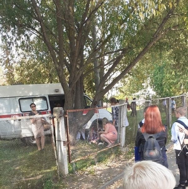Костромичи обсуждают потерявшего сознание ребенка у школы №22