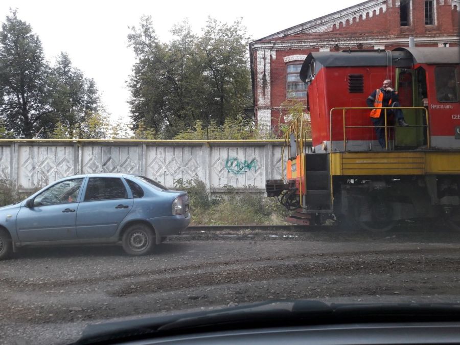 Костромич заблокировал своим автомобилем путь поезду