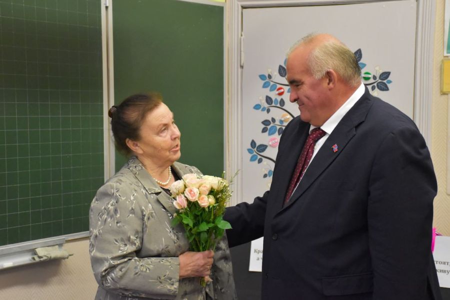 «Сережа был активным учеником»: губернатор поздравил свою первую учительницу