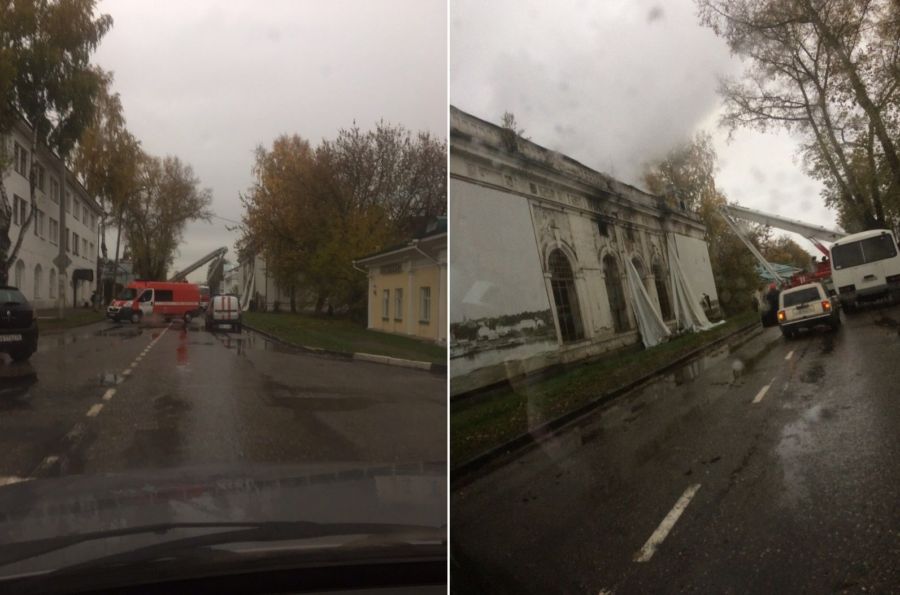 Неизвестные подожгли знаменитое здание на набережной в Костроме