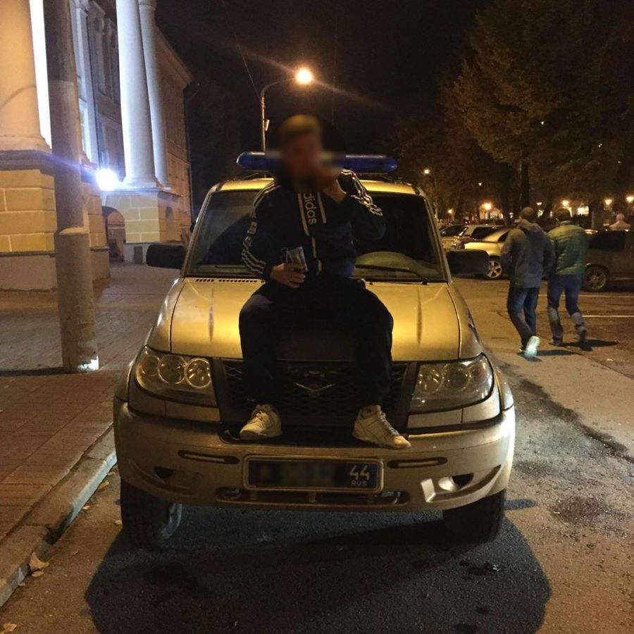 Костромич устроил фотосессию на полицейской машине и поплатился за это
