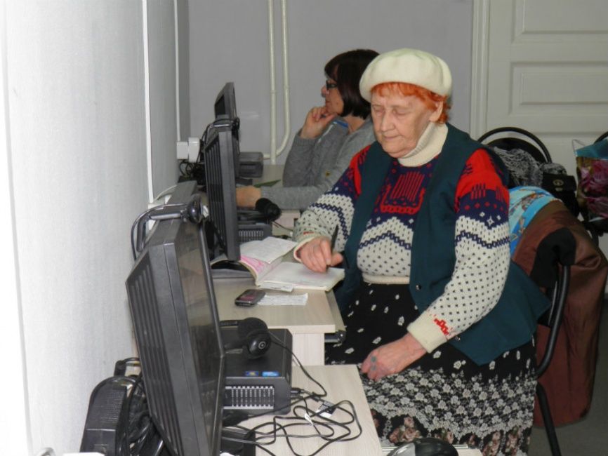 Пожилым костромичам создали бесплатное интернет-кафе