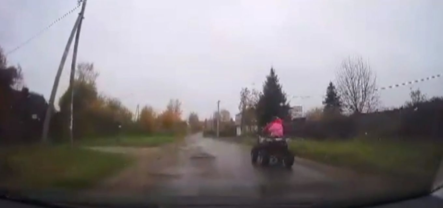 Пятилетняя девочка рассекала на квадроцикле по окраинам Костромы