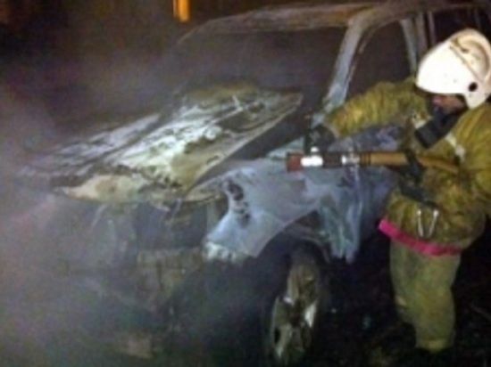 Приехали: сразу три машины сожгли в Костроме