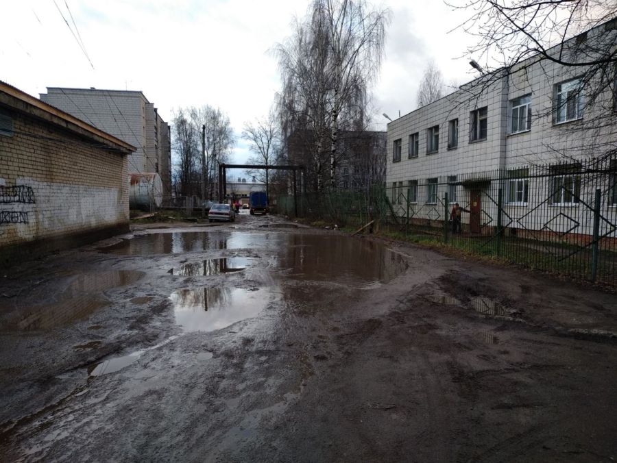 Детский сад в Костроме окружили огромные лужи