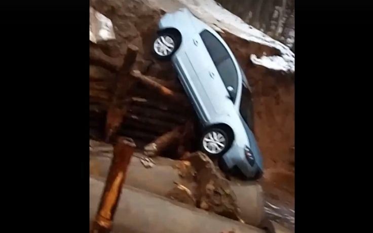 Автомобиль костромича упал в 15-метровую яму на дороге